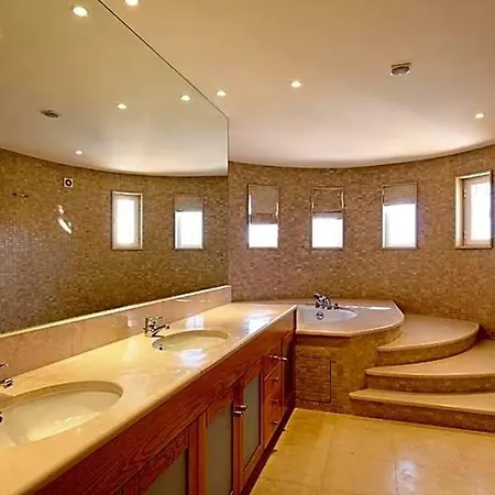 Sleeps 10 Pool Air Con Wifi * Lagos